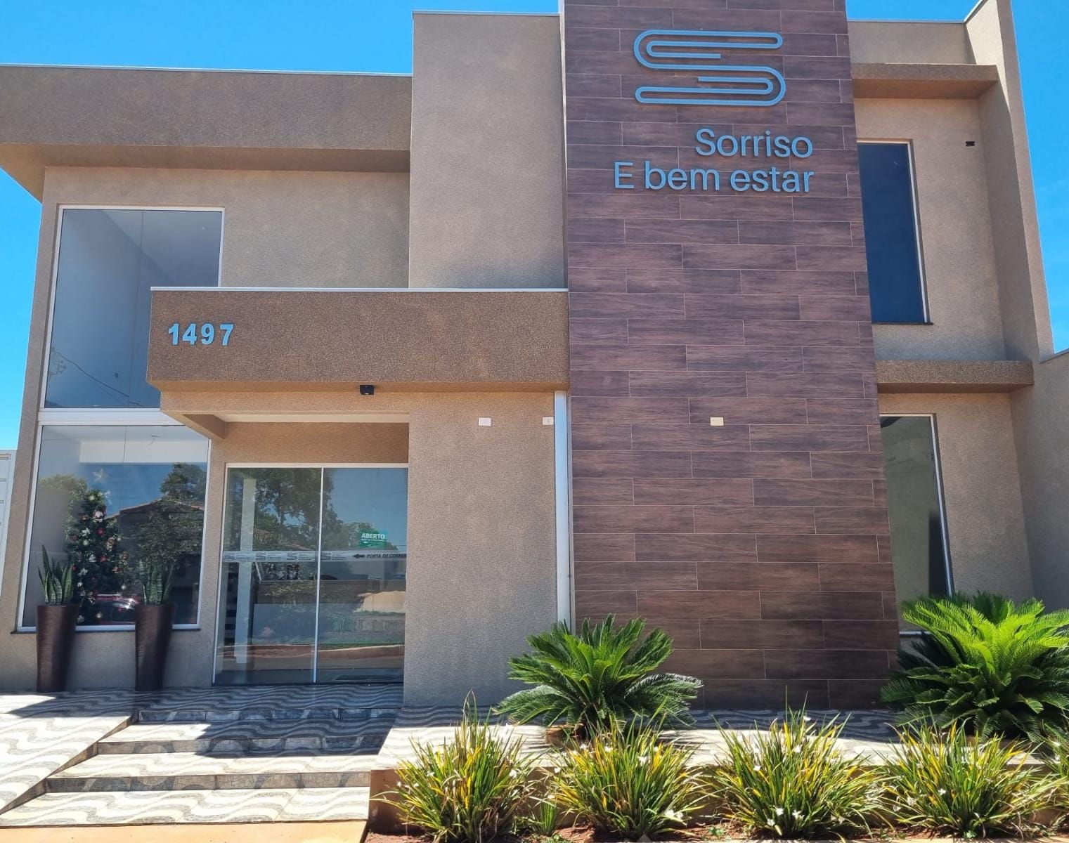 A Dra Ana Rita Rosa é Cirurgiã-Dentista e atende na Clínica Sorriso e Bem Estar, próximo a prefeitura. De segunda a sexta-feira das 8 às 11:30 e das 13:30 às 18 horas. A Dra Ana Rita é especialista em várias áreas da odontologia,agende sua consulta para uma